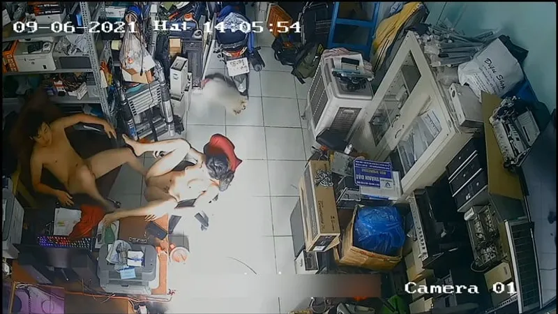 Vợ yêu người chồng ngoại tình trong của hàng máy tính