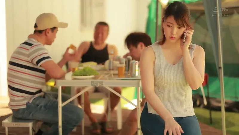 Gã chồng khờ để người vợ tham gia sự kiện cắm trại với mấy gã hàng xóm và cái kết